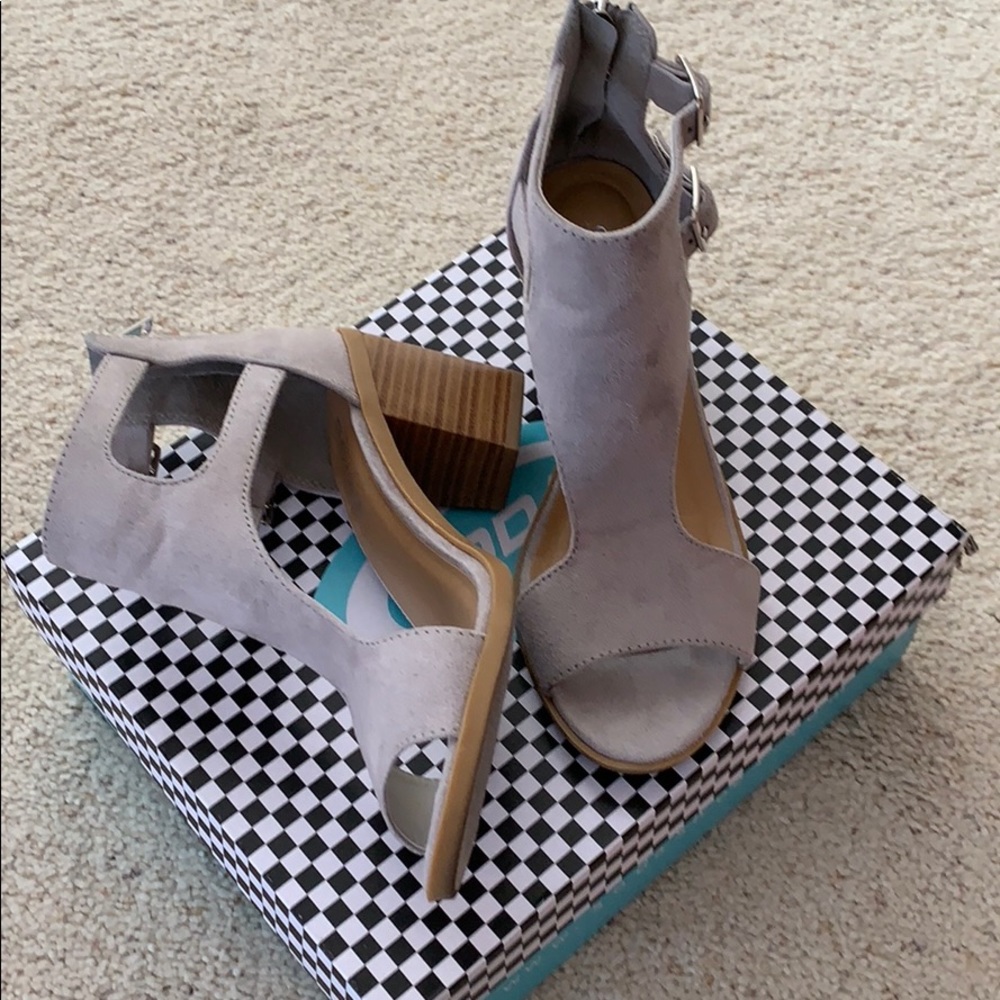 T-strap sandals